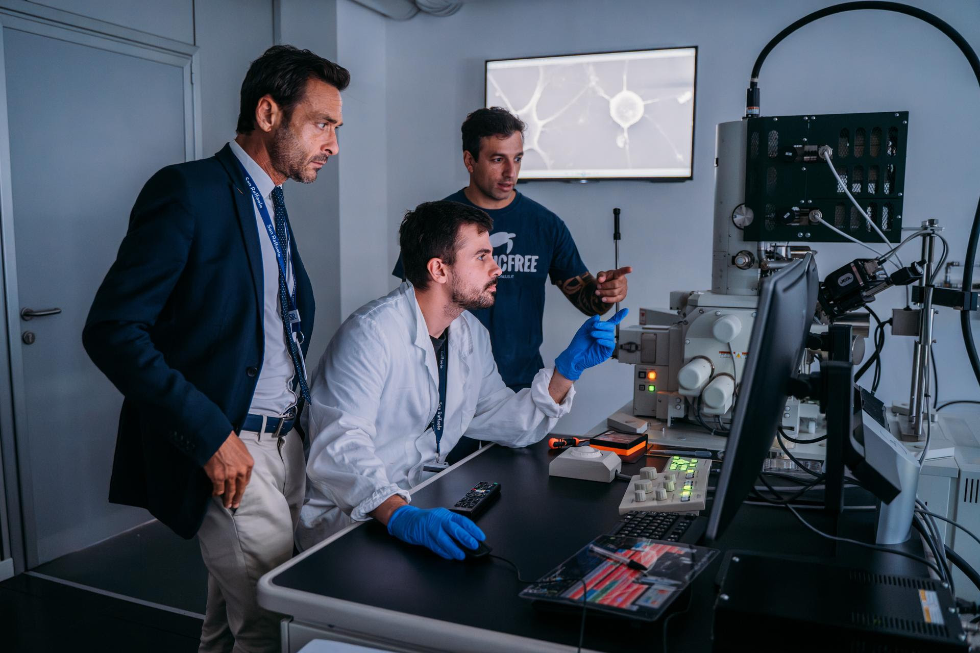 Il prof. Ennio Tasciotti con il presidente Luca De Gaetano nei laboratori dell'Università San Raffaele di Roma